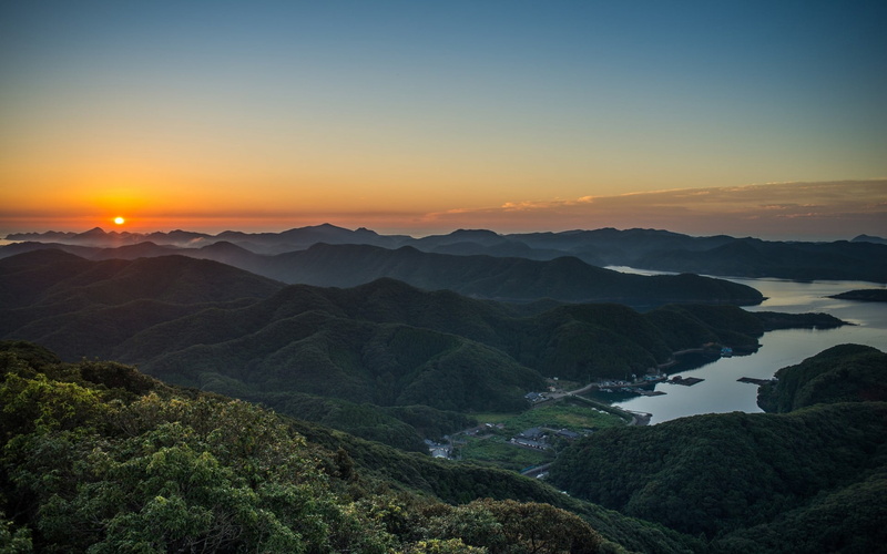 mountain, no people, mountain range, sky, landscape, tranquility, environment, mountains, green, mist, forest, 1080P, lake, nature, idyllic, water, range