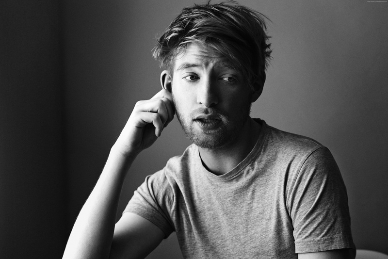 indoors, Domhnall Gleeson, 4K, portrait, studio shot, 4k, real people, leisure activity, casual clothing, t-shirt, front view, young men, lifestyles, photo