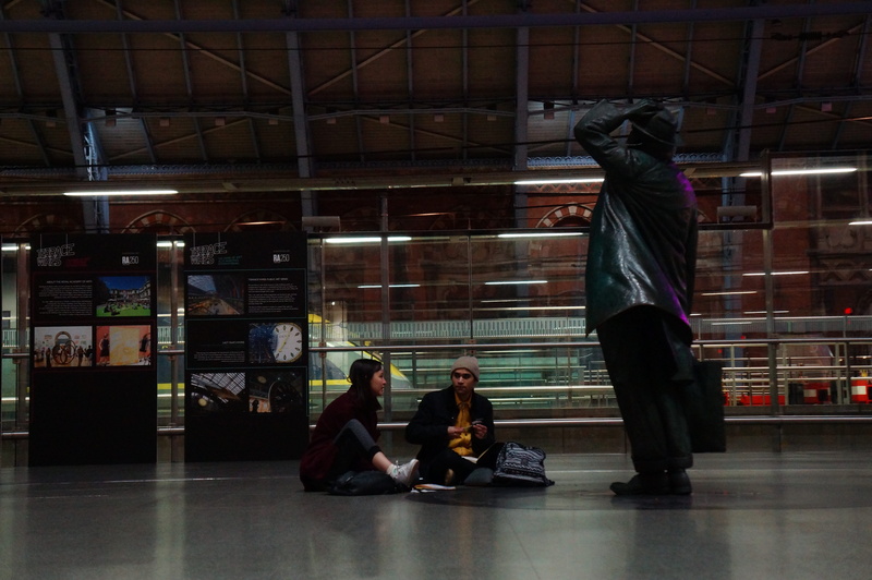 apparel, sitting, floor, men, 4K, lifestyles, teenagers, clothing, flooring, group of people, pants, londres, lighting, united kingdom, st pancras, statue