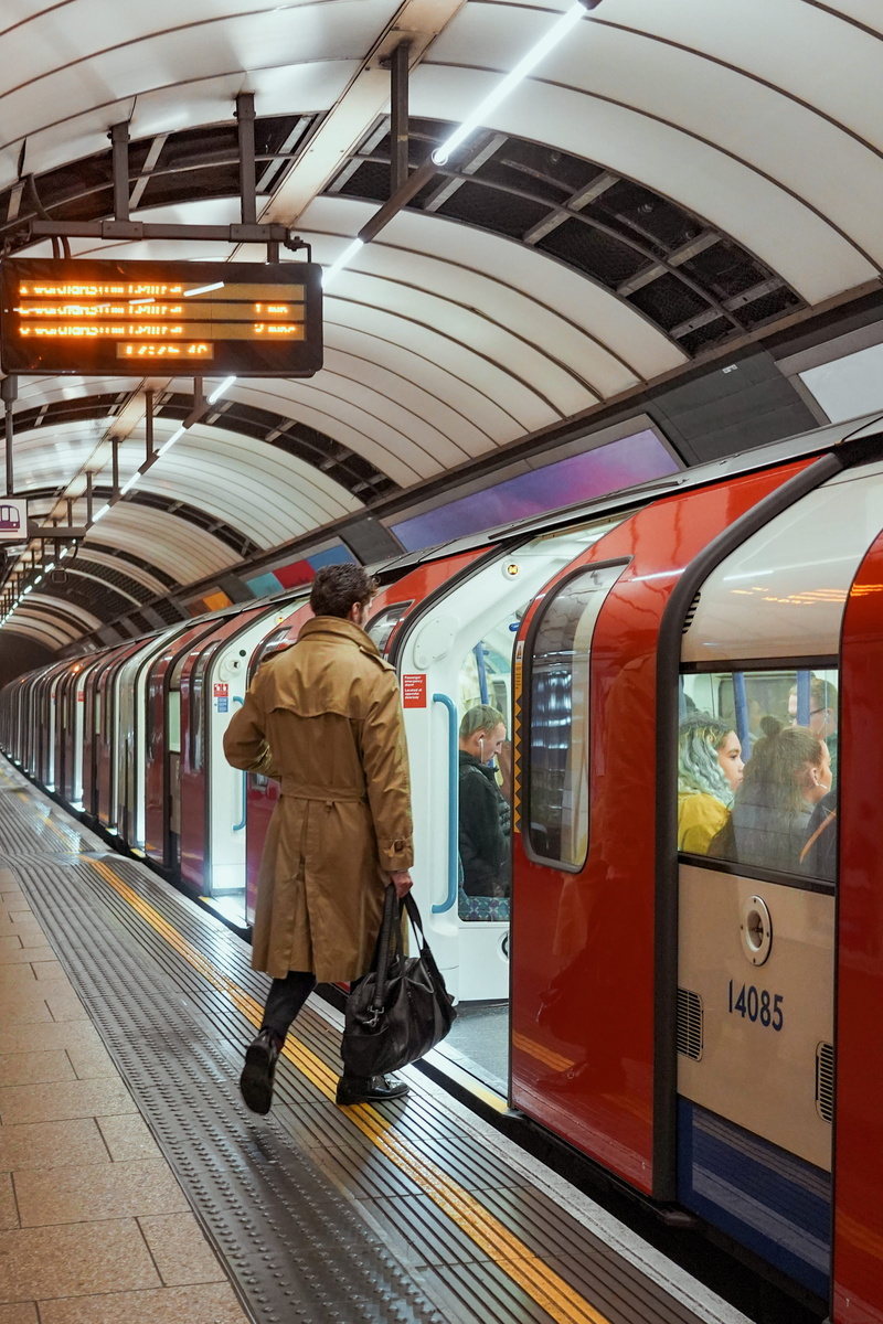 4K, transportation, arch, train, london, subway train, front, ceiling, arched, real people, man, rail transportation, architecture, rear view, gray, waiting
