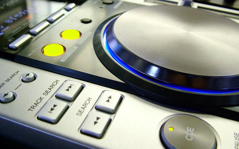 audio Equipment, listening, record, 2K, single Object, turntable, sound recording equipment, indoors, electrical Equipment, silver, table, turntables