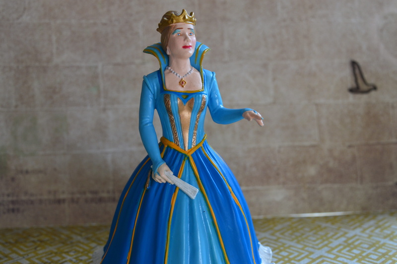 clothing, creativity, royalty, blue, monarch, beautiful woman, wall, princess crown, women, one person, real people, kingdom, beauty, costume, fashion
