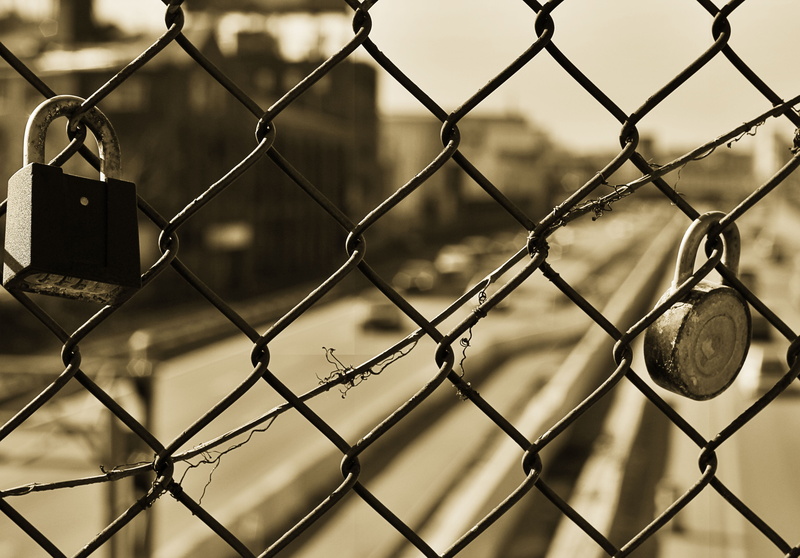 fence, pattern, focus on foreground, chainlink fence, 4K, detail, close-up, barrier, master lock, padlock, metal, cage, boundary, no people, security