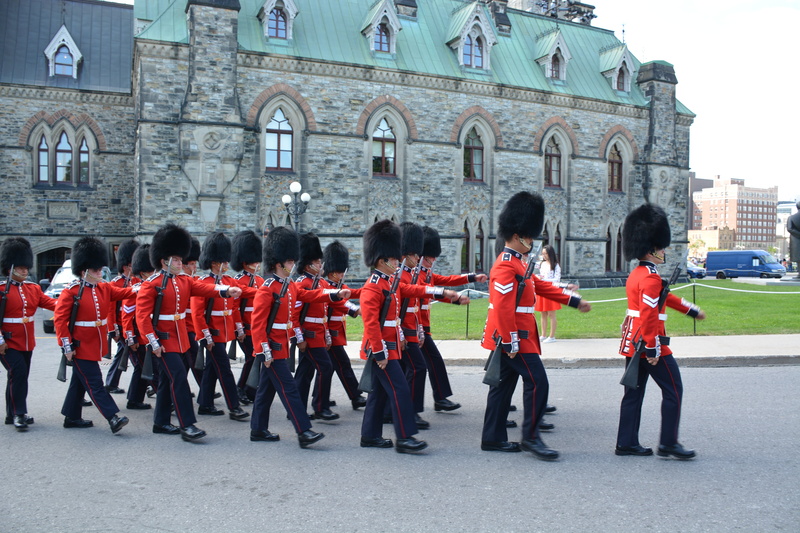 british, architecture, arch, government, military uniform, city, beefeater, canada, england, real people, soldiers, women, people, built structure, clothing