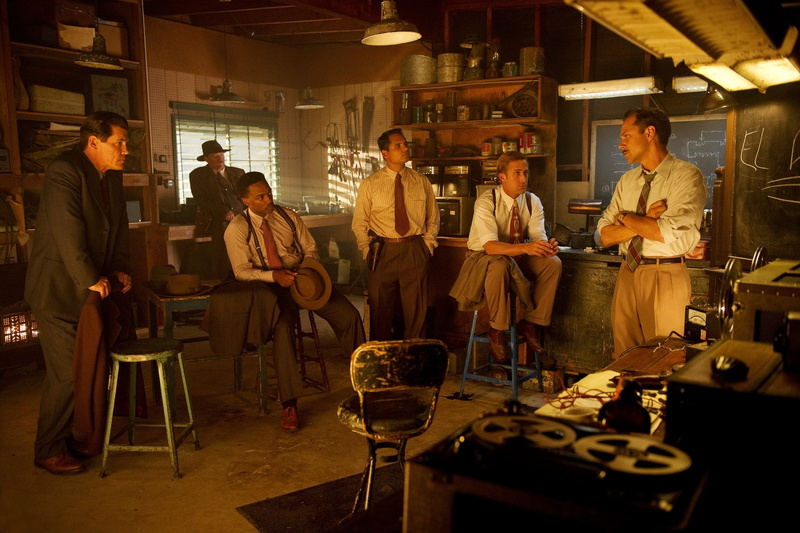 indoors, Giovanni Ribisi, Josh Brolin, Michael Peña, males, Gangster, young women, women, nightlife, musician, standing, Gangster Squad, togetherness, Movie
