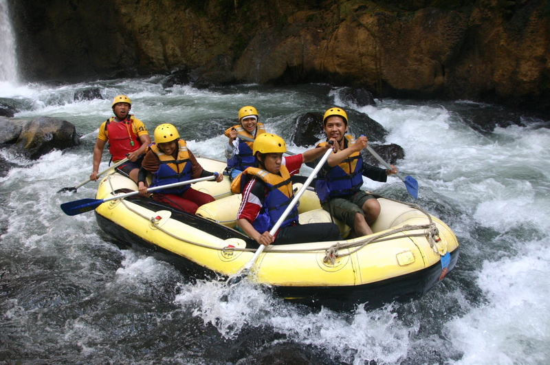 inflatable, action, 1080P, flowing water, togetherness, fun, raft, nature, positive emotion, canoe, water, motion, teamwork, kayak, men, adventure, transportation