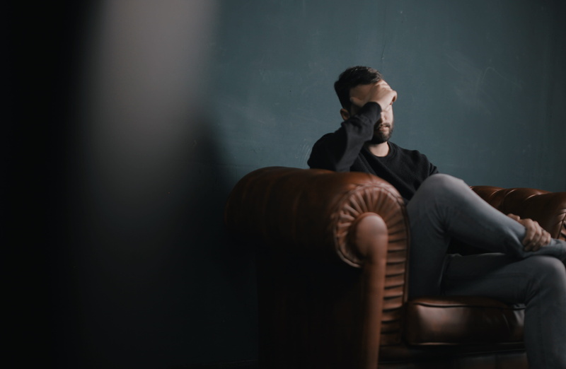 foot, caucasian Ethnicity, sofa, relaxation, sitting, sit, males, young men, heterosexual couple, Hard times, people, seat, emotion, wall, adult, men, 4K