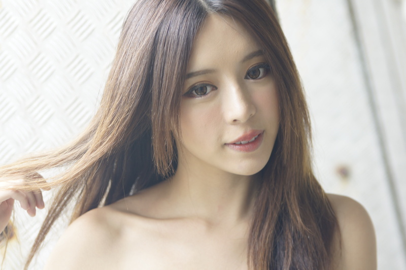 real people, zhang qi jun, young women, hair, indoors, smiling, contemplation, women, one person, beauty, young adult, lifestyles, headshot, beautiful woman