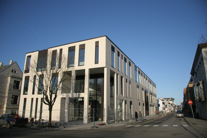 court, built Structure, bulding, judge, sidewalk, sky, mode of transportation, city, representation building, downtown, street, footpath, incidental people