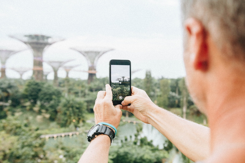 tourist, smart phone, picture, portable information device, holding, 5K, singapore, photographing, phone, activity, human hand, daytime, bulding, connection