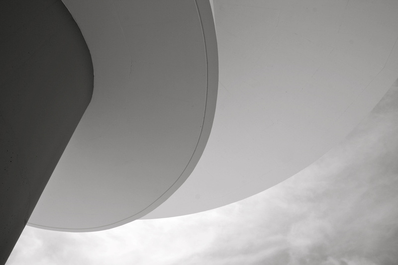 niemeyer, building exterior, geometric shape, directly below, bulding, outdoors, ceiling, close-up, pattern, low angle view, built structure, nature, avilés