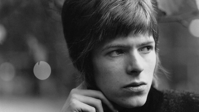 hairstyle, contemplation, young adult, lifestyles, close-up, Singers, portrait, hair, 1080P, focus on foreground, one person, serious, David Bowie, headshot