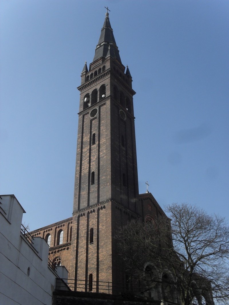 belief, clear sky, bartholomew, gothic style, outdoors, town, low angle view, tower, church, history, building, nature, tree, no people, spirituality, religion