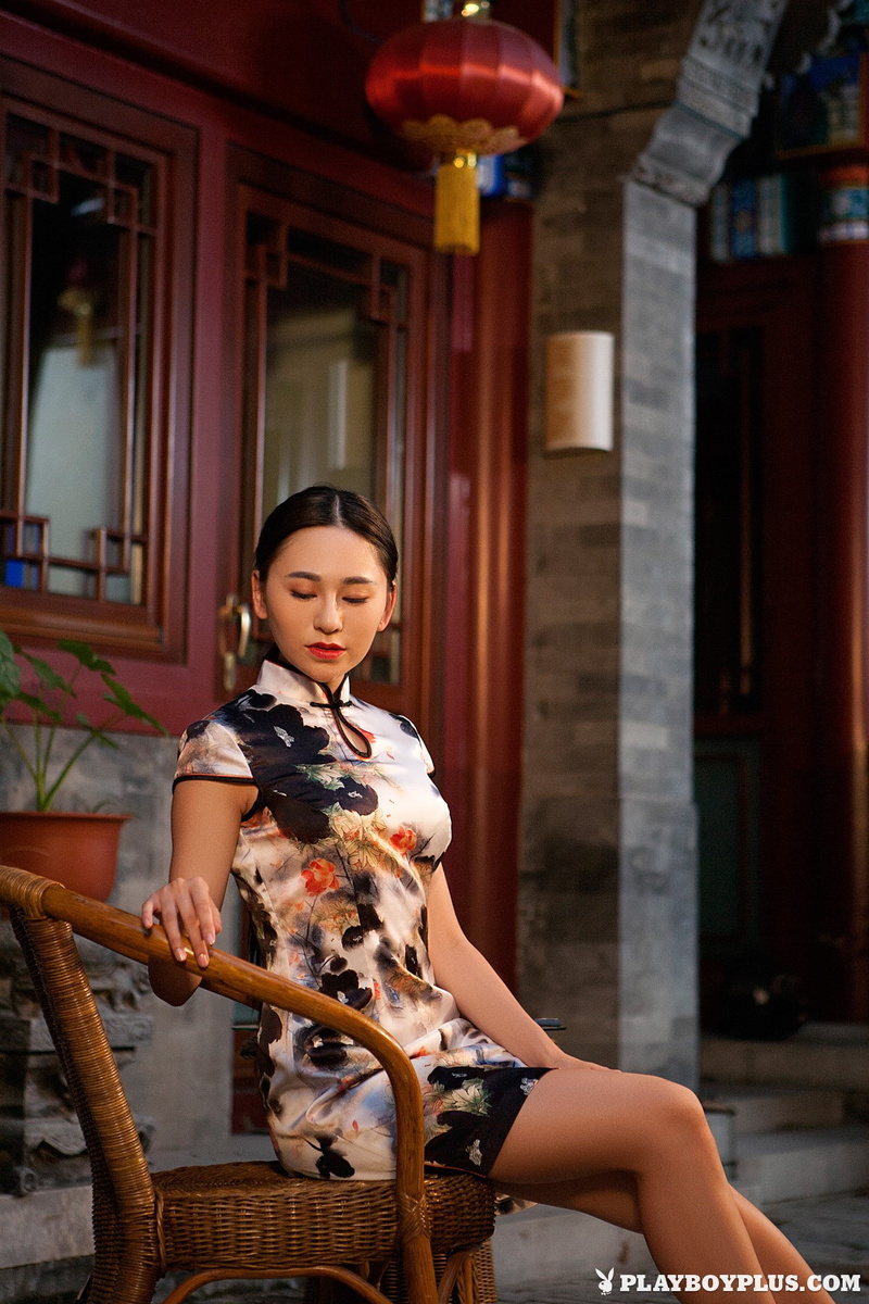 building exterior, clothing, brown hair, beauty, hairstyle, Chinese, fashion, sitting, one person, adult, architectural column, women, luxury, beautiful woman
