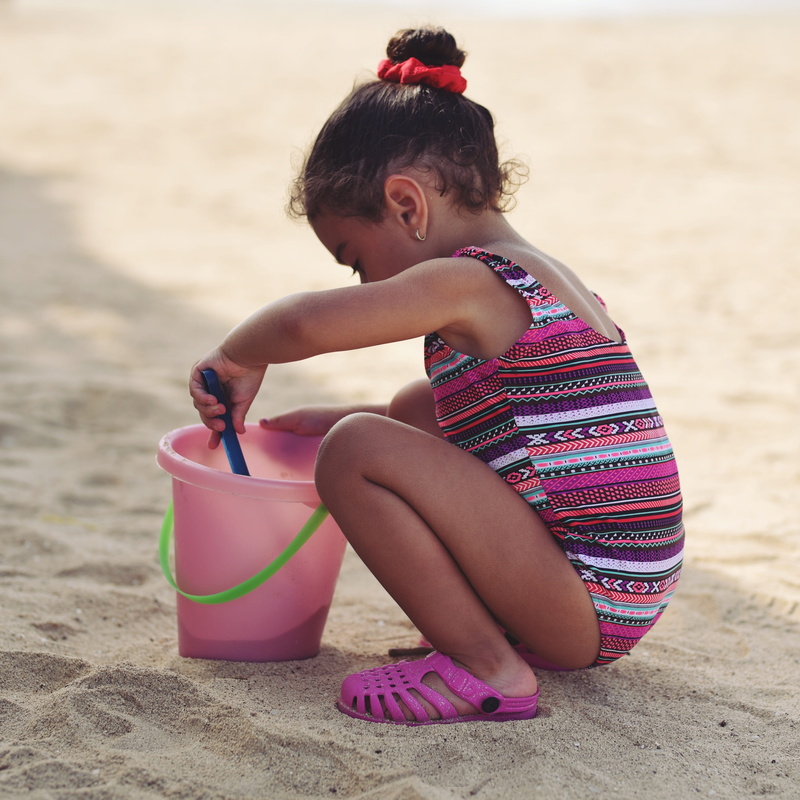 pink color, full length, 2K, day, cute, sand, vacations, holiday, child, Girl, bucket, one person, lifestyles, land, outdoors, Beach, outdoor, girls, young