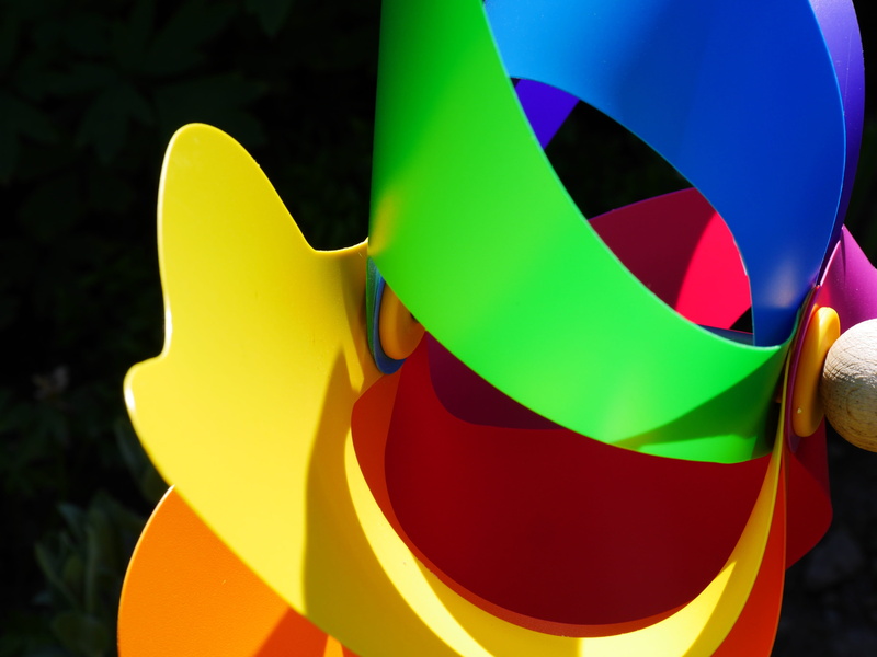 red, 4K, turn, outdoors, windmill, toys, no people, balloon, multi colored, rotation, colorful, green color, yellow, pattern, bright, vibrant color, windspiel