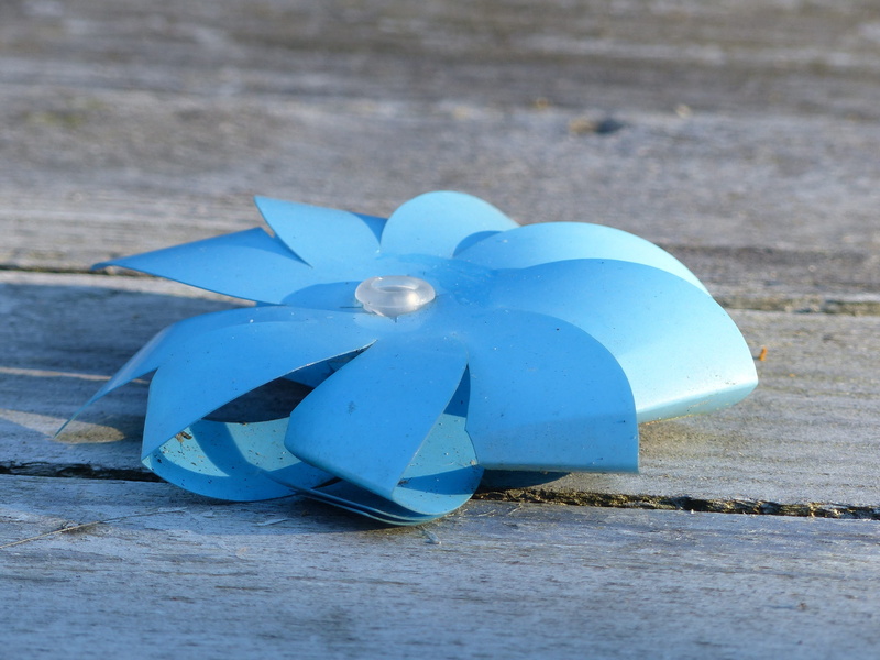 garden, gartendeko, still life, pinwheel toy, shape, turquoise colored, no people, toy, design, garden decoration, children, Table, focus on foreground