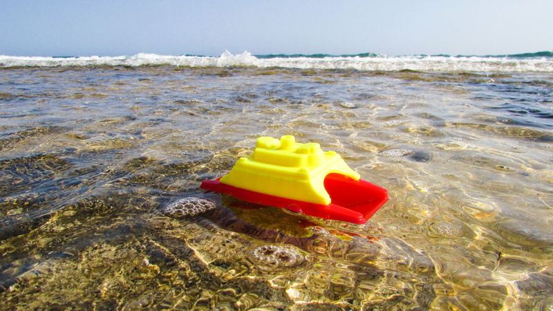 water, day, beach, tranquil scene, wave, Toy, sky, floating on water, motion, sand, tranquility, sunlight, Beach, outdoors, 4K, no people, land, yellow