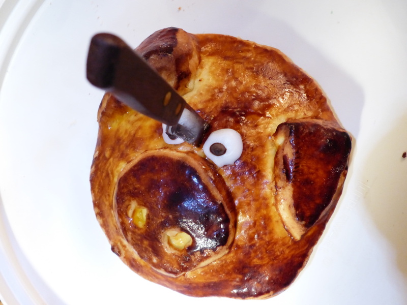 baked, white background, indulgence, imposed, brutal, sweet, high angle view, brown, no people, lucky pig, food, indoors, raisin, close-up, piglet, ready-to-eat