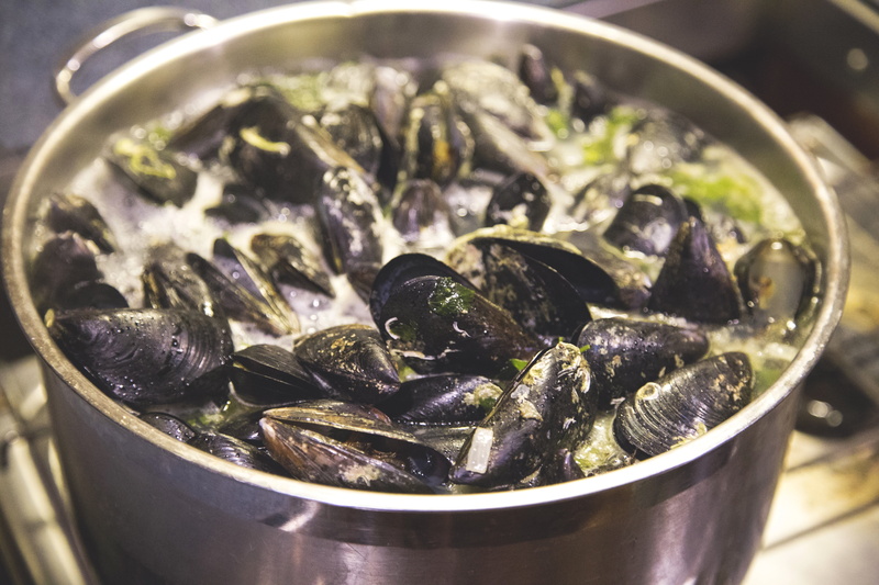 boil, focus on foreground, hot, large group of objects, stove, mussel, kitchen, food, pan, food and drink, preparation, dinner, water, ready-to-eat, selective focus