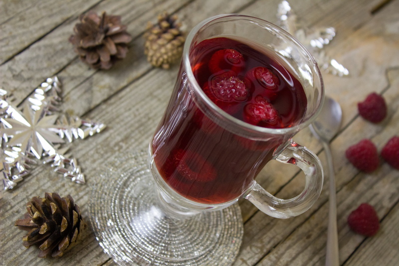 heiss, sweet food, glass - material, fruits, berry red, delicious, studio shot, drinking glass, drink, hot drink, high angle view, wood - material, juice