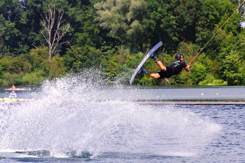 trailing plant, one person, summer, swim, aquatic sport, wetsuit, heiss, adventure, excitement, waterfront, speed, sand, cooling, athletes, day, pond, extreme sports