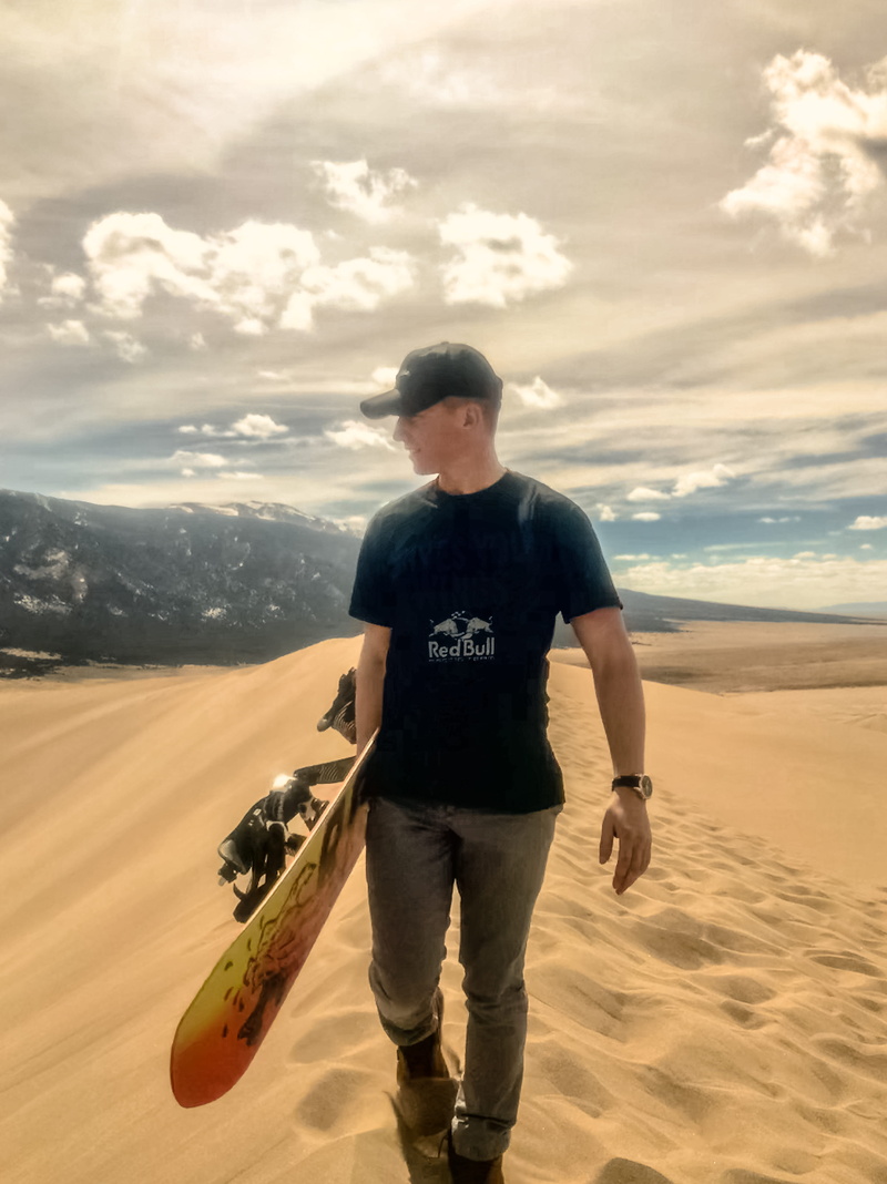 casual clothing, lifestyles, young adult, people, outdoors, standing, great sand dunes national park, mountains, sand dunes, front view, sport, 2K, united states