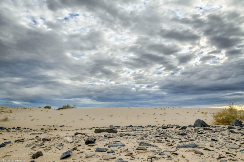 rock - object, low shot, arid climate, outdoors, sand, tranquility, sky, cloud - sky, naturaleza, clouds, rock, dunes, land, paisaje, solid, environment