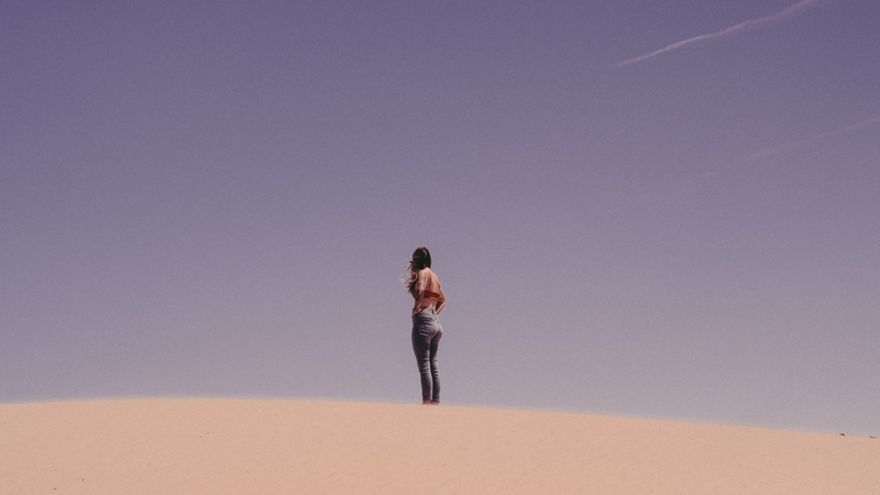 outdoors, rear view, land, copy space, view, standing, day, desert, adult, 5K, algodones dunes, environment, outdoor, full length, gray, women, young women