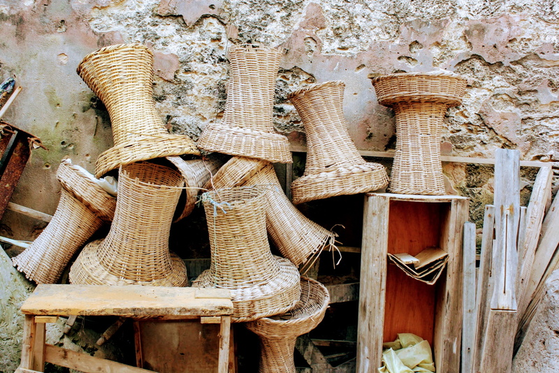 korbflechter, architecture, korb, rattan, 2K, still life, run-down, outdoors, old, day, pattern, damaged, stack, no people, beige, close-up, wood - material