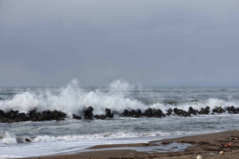power, 5K, splashing, hitting, rock - Object, sky, breaking, danger, rock, motion, waters Edge, power in nature, tide, horizon over water, surf, land