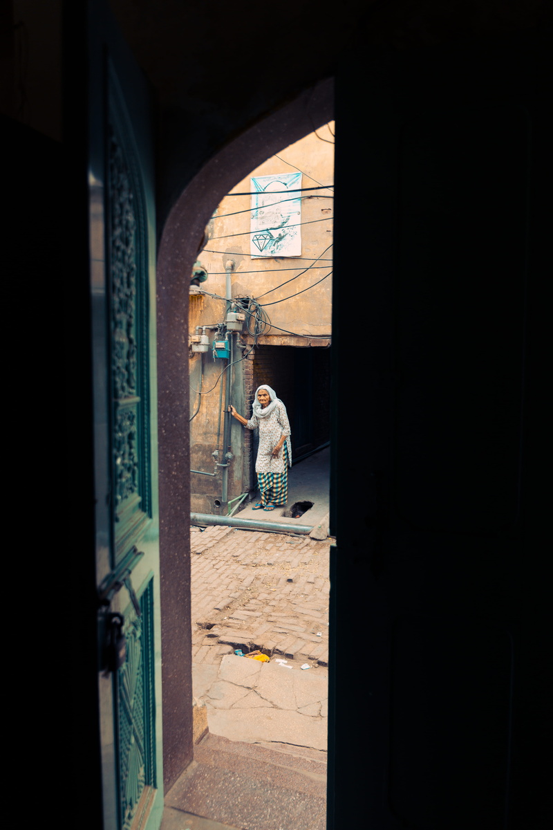 street, humanity, art, human representation, real people, 5K, people, natgeo, photographer, built structure, unsplash, retail, window, store, face, photography