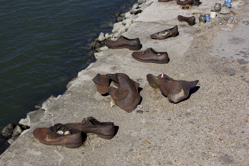 murder, 5K, beach, old, memorial, group of animals, day, land, animal themes, outdoors, history, world war, hungary, shoes, no people, jews, sea, concrete
