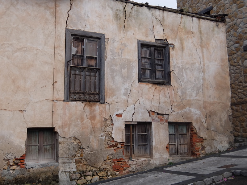 ruin, dark, crackles, abandoned, day, built structure, architecture, house, deterioration, outdoors, window, the past, 4K, building, run-down, history