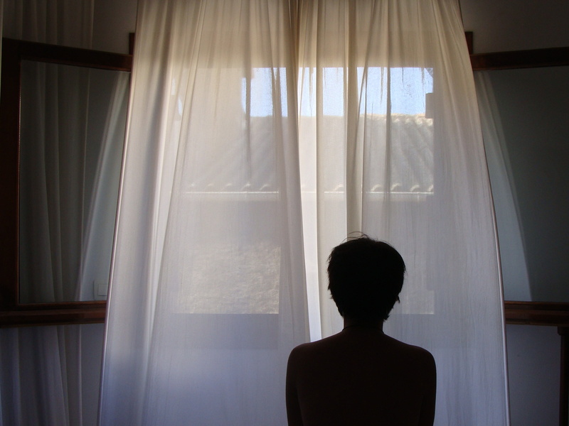 indoors, day, curtain, waiting, rear view, contemplation, soledad, backlight, adult, lifestyles, standing, home interior, people, window, 2K, looking