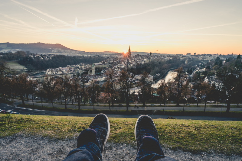 tourisme, nature, body part, human foot, feet, men, green, city, sun, tree, rosengarten, human limb, background, outdoors, real people, plant, sky, orange color