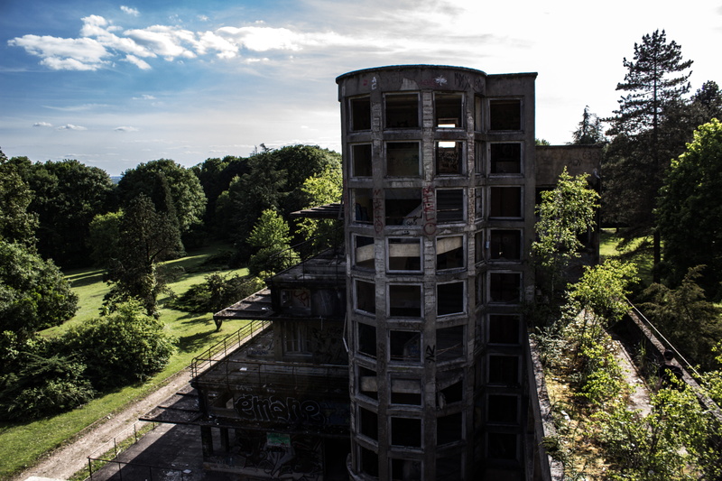mode of transportation, devastation, no people, disaster, architecture, cloud - sky, old, ruined, damaged, 5K, destruction, nature, plant, urban, sky