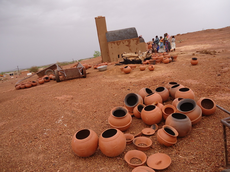 nature, women, incidental people, afrique, africa, sand, land, real people, jars, men, day, brown, group of people, large group of objects, clay, architecture