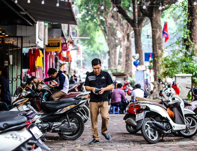 real people, city, casual clothing, bankrupt, wallet, 5K, money, life, land vehicle, street, outdoors, lifestyles, crash helmet, motorcycle, men, one person