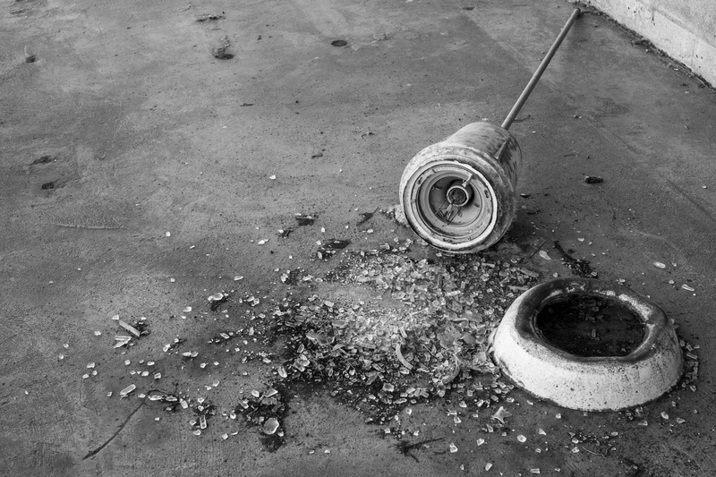 street, pollution, dirt, bandw, unhygienic, drain, black and white, 5K, outdoors, dirty, grey, light, wheel, tire, still life, sand, alameda, container
