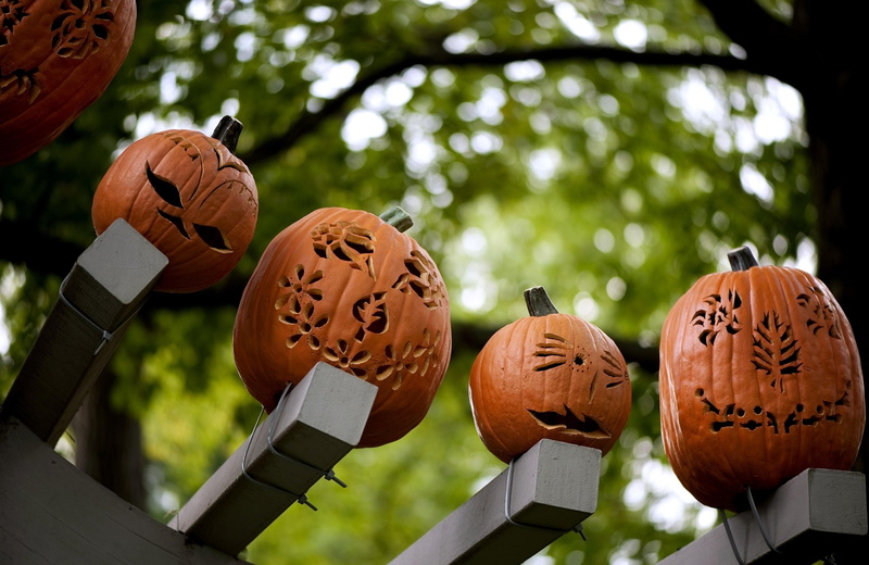 text, face, outdoors, no People, wood - Material, carving - Craft Product, day, food and drink, beams, orange, cultures, 2K, close-up, wood, lantern, craft