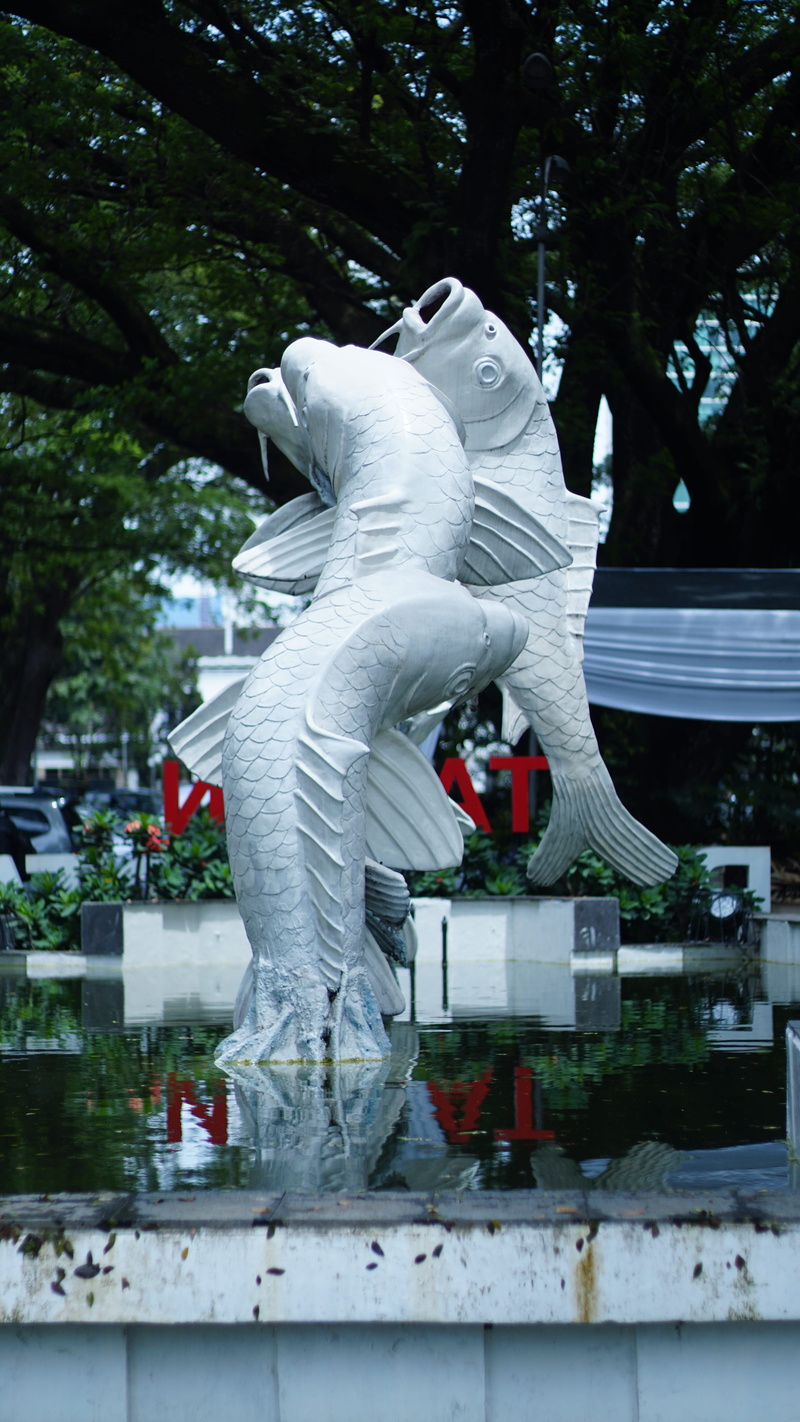 park, outdoors, water, monument, human representation, creativity, plant, art and craft, park - man made space, sculpture, tree, city, nature, asia, day