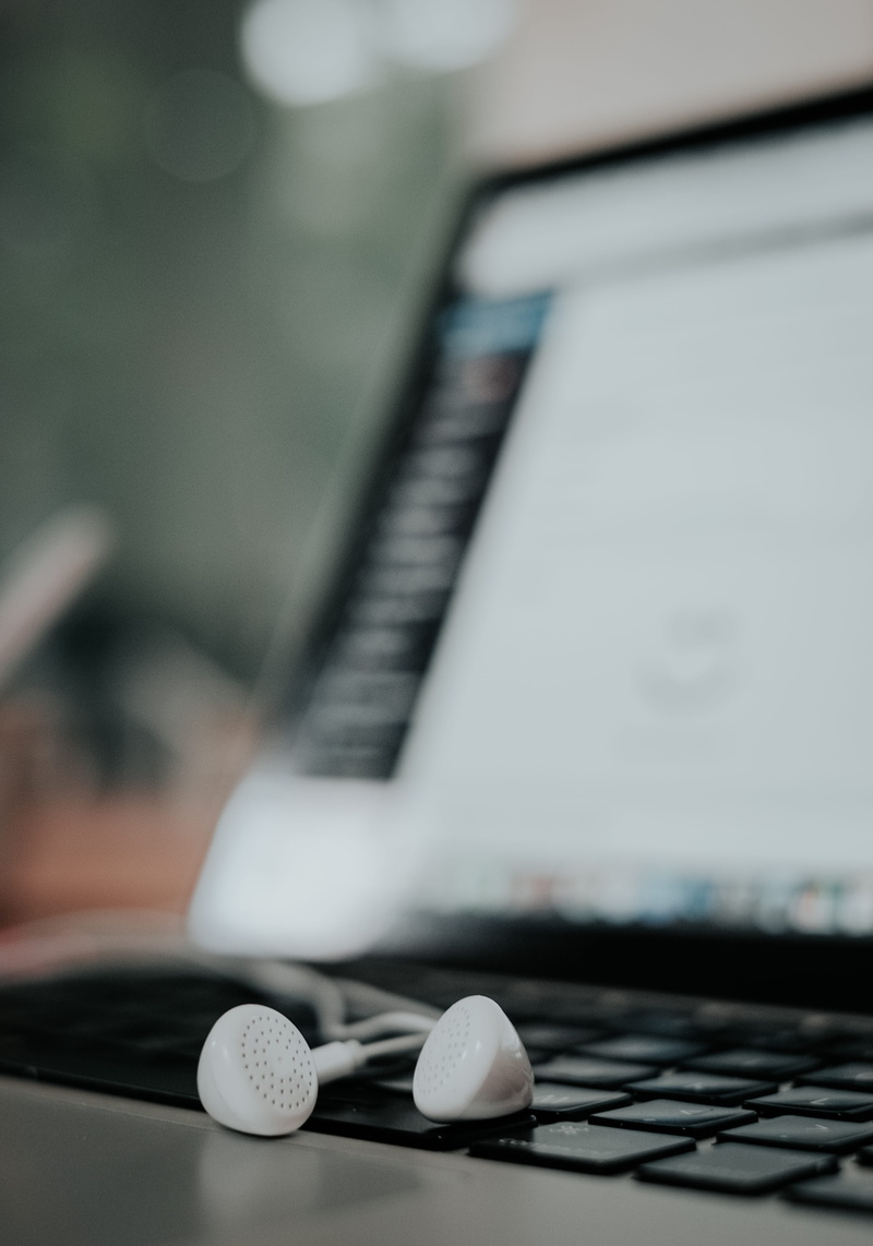 computer equipment, indoors, table, day, business, still life, technology, computer mouse, online shopping, earphone, design, internet, white, music, selective focus
