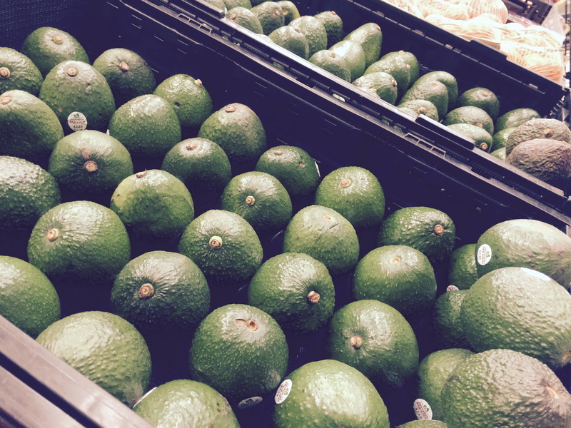 market stall, avocado, no people, food and drink, choice, market, large group of objects, for sale, stall, close-up, food, organic, delicious, collection
