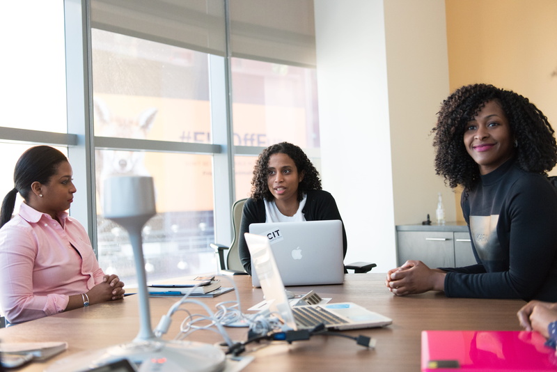 work, 5K, smile, adult, apple, brown, coworker, office, facial expression, females, woman, listening, team, technology, computer, table, room, women, meeting