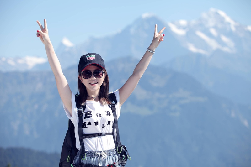white, cheerful, joy, looking at camera, freedom, 1080P, climbing, human arm, visitor, females, beautiful woman, lifestyles, leisure activity, mountain range