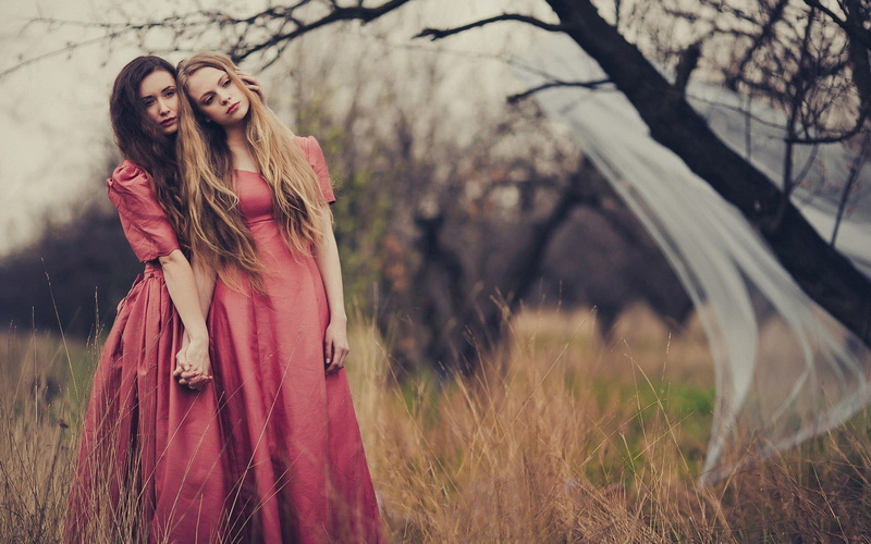 happiness, positive emotion, adult, outdoors, focus on foreground, tree, young adult, long hair, model, trees, smiling, fashion, hairstyle, 1080P, nature