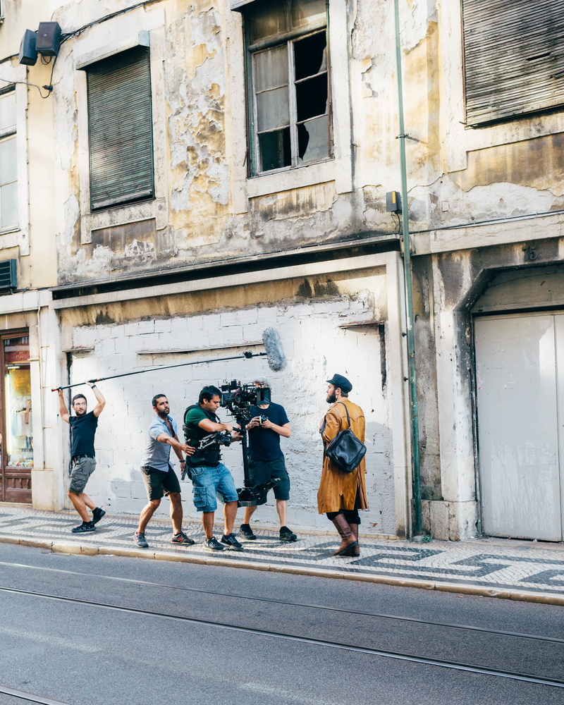 full length, leisure activity, group, city, day, building exterior, women, lifestyles, window, street, architecture, camera man, men, lisboa, real people