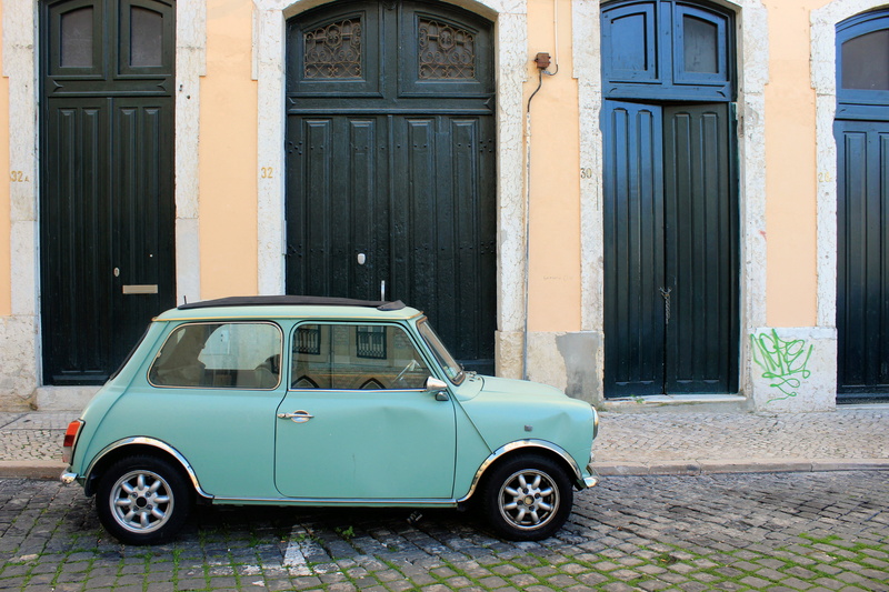 voiture, building, transportation, building exterior, car, street, 5K, no people, built structure, land vehicle, city, outdoors, lisboa, residential district