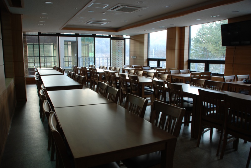 flooring, seat, learning, set, tables, wood - material, education, cafeteria, no people, canteen, dining tables, arrangement, indoor, indoors, window, architecture